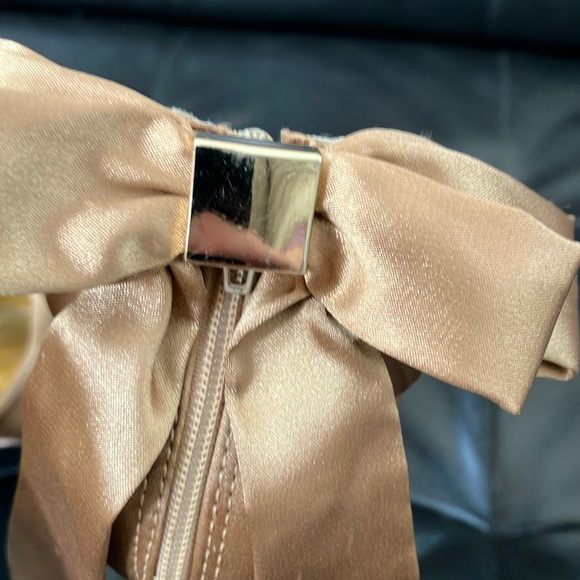 Women’s size 9 Le Château Chic shiny tan golden Stiletto Heels with Ankle Strap - Picture 10 of 16